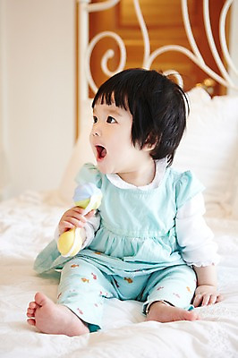 포토 JPG 전신 라이프스타일 응시 여자 어린이라이프 베개 실내 한명 사람 앉기 동양인 앞모습 아웃포커스 장난감 귀여움 침실 침대 아기 딸랑이 여자만 여자한명만 아기만 여자아기만 여자아기한명만 국내포토 1 시선 어린이 뷰포인트 가구 컨셉 침구 모션 촬영기법 인종 내부 생활 아기용품 파일형식