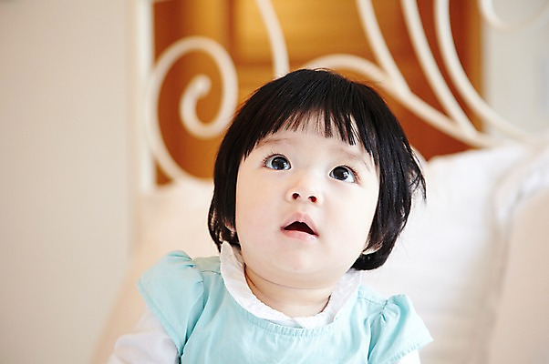 포토 JPG 라이프스타일 응시 여자 어린이라이프 베개 실내 한명 사람 동양인 상반신 앞모습 아웃포커스 귀여움 침실 아기 여자만 여자한명만 아기만 여자아기만 여자아기한명만 국내포토 1 시선 어린이 뷰포인트 컨셉 침구 촬영기법 인종 내부 생활 파일형식