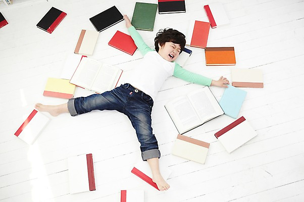 포토 JPG 전신 라이프스타일 어린이교육 교육 남자 어린이라이프 어린이 실내 한명 미소 웃음 사람 동양인 소년 책 하이앵글 눕기 독서 한국인 개구쟁이 즐거움 남자만 남자한명만 어린이만 소년만 소년한명만 국내포토 1 감정 뷰포인트 모션 표정 인종 내부 생활 파일형식