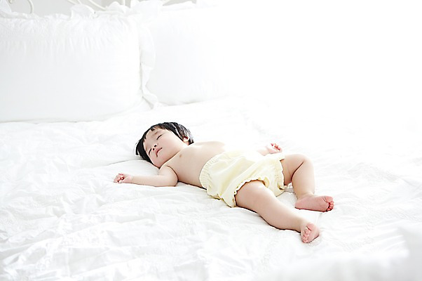 포토 JPG 전신 라이프스타일 여자 어린이라이프 베개 실내 한명 사람 동양인 눕기 귀여움 눈감음 침실 침대 아기 잠 여자만 여자한명만 아기만 여자아기만 여자아기한명만 국내포토 1 어린이 가구 컨셉 침구 모션 인종 내부 생활 파일형식