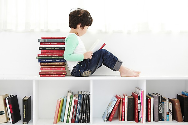 포토 JPG 전신 라이프스타일 응시 어린이교육 교육 남자 어린이라이프 어린이 책장 실내 한명 사람 앉기 동양인 소년 옆모습 책 독서 쌓기 한국인 커튼 즐거움 남자만 남자한명만 어린이만 소년만 소년한명만 국내포토 1 시선 감정 뷰포인트 가구 모션 인종 내부 생활 파일형식