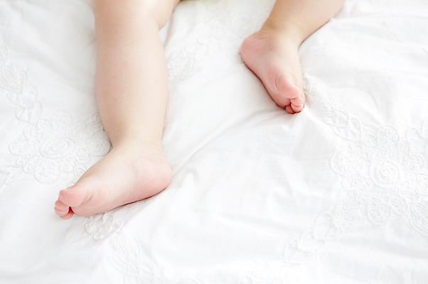 포토 JPG 라이프스타일 어린이라이프 신체 발 실내 한명 사람 신체부위 귀여움 다리 아기 아기만 국내포토 1 어린이 컨셉 내부 생활 파일형식