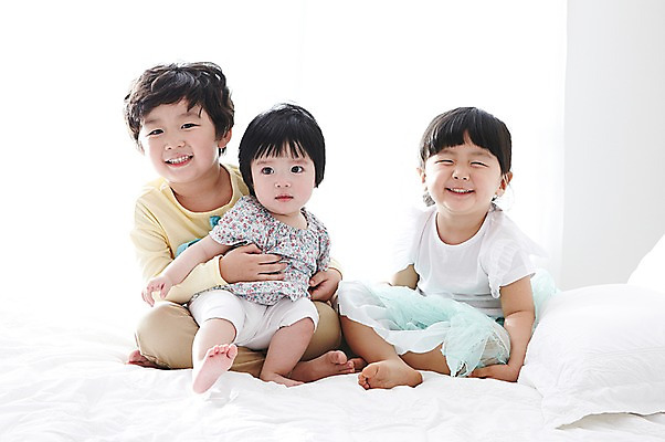 포토 JPG 전신 라이프스타일 여자 남자 어린이라이프 어린이 가족 베개 실내 남매 미소 웃음 사람 앉기 동양인 소녀 소년 앞모습 세명 침실 한국인 침대 아기 즐거움 국내포토 감정 뷰포인트 가구 관계 침구 모션 표정 인종 내부 생활 파일형식