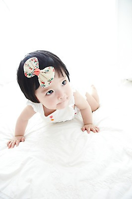 포토 JPG 전신 라이프스타일 여자 어린이라이프 엎드리기 한명 사람 동양인 앞모습 귀여움 아기 머리핀 여자만 여자한명만 아기만 여자아기만 여자아기한명만 국내포토 1 어린이 뷰포인트 컨셉 장신구 모션 인종 생활 파일형식