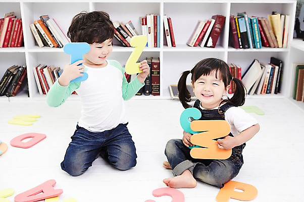 포토 JPG 전신 라이프스타일 알파벳 영어 여자 교육 남자 어린이라이프 어린이 가족 놀이 책장 실내 남매 영어교육 미소 웃음 들기 사람 앉기 동양인 소녀 소년 두명 책 한국인 즐거움 글자교육 글자공부 어린이만 국내포토 문자 감정 가구 관계 모션 표정 인종 내부 생활 파일형식