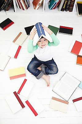 포토 JPG 전신 라이프스타일 응시 어린이교육 교육 남자 어린이라이프 어린이 책장 실내 한명 미소 웃음 들기 사람 앉기 동양인 소년 책 하이앵글 독서 한국인 올려보기 개구쟁이 즐거움 머리위 남자만 남자한명만 어린이만 소년만 소년한명만 국내포토 1 시선 감정 뷰포인트 가구 모션 표정 인종 내부 생활 파일형식