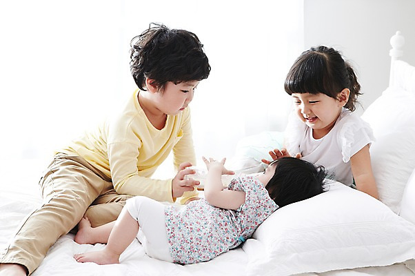 포토 JPG 전신 라이프스타일 여자 남자 어린이라이프 어린이 가족 베개 실내 남매 사람 앉기 동양인 소녀 소년 옆모습 세명 눕기 침실 한국인 침대 아기 젖병 즐거움 국내포토 감정 뷰포인트 가구 관계 침구 모션 인종 내부 생활 아기용품 파일형식