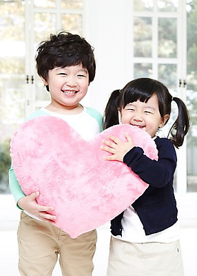 포토 JPG 라이프스타일 여자 남자 어린이라이프 어린이 쿠션 가족 실내 남매 서기 미소 웃음 들기 사람 동양인 소녀 소년 두명 앞모습 아웃포커스 한국인 즐거움 하트쿠션 어린이만 국내포토 감정 뷰포인트 관계 모션 촬영기법 표정 인종 내부 생활 하트 파일형식