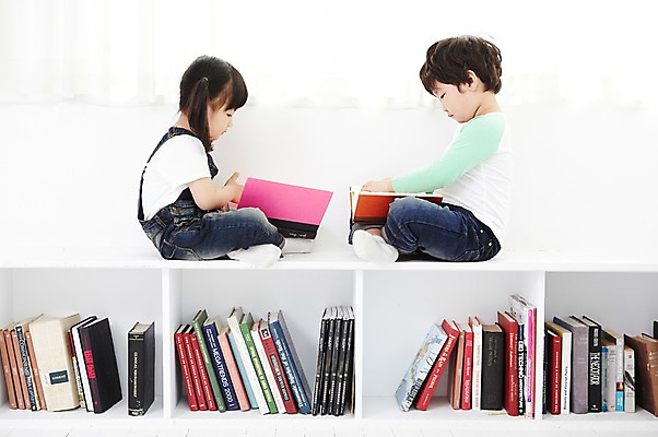 포토 JPG 전신 라이프스타일 응시 여자 어린이교육 교육 남자 어린이라이프 어린이 가족 책장 실내 남매 사람 앉기 동양인 소녀 소년 두명 옆모습 책 독서 한국인 커튼 즐거움 어린이만 국내포토 시선 감정 뷰포인트 가구 관계 모션 인종 내부 생활 파일형식