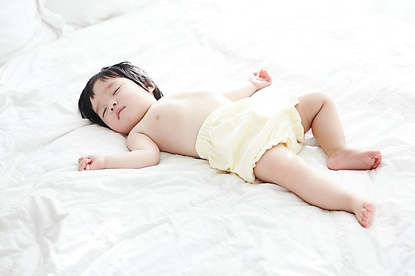 포토 JPG 전신 라이프스타일 여자 어린이라이프 실내 한명 사람 동양인 눕기 귀여움 눈감음 침실 침대 아기 잠 여자만 여자한명만 아기만 여자아기만 여자아기한명만 국내포토 1 어린이 가구 컨셉 모션 인종 내부 생활 파일형식