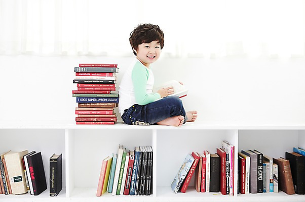 포토 JPG 전신 라이프스타일 어린이교육 교육 남자 어린이라이프 어린이 책장 실내 한명 미소 웃음 사람 앉기 동양인 소년 옆모습 책 독서 쌓기 한국인 커튼 즐거움 남자만 남자한명만 어린이만 소년만 소년한명만 국내포토 1 감정 뷰포인트 가구 모션 표정 인종 내부 생활 파일형식