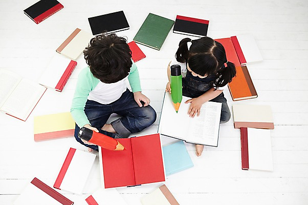 포토 JPG 전신 라이프스타일 응시 여자 어린이교육 교육 남자 어린이라이프 어린이 가족 실내 남매 들기 사람 앉기 동양인 소녀 소년 두명 책 하이앵글 독서 연필 한국인 즐거움 어린이만 국내포토 시선 감정 뷰포인트 관계 모션 학용품 인종 내부 생활 필기구 파일형식