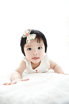 포토 JPG 라이프스타일 여자 어린이라이프 엎드리기 한명 사람 동양인 상반신 앞모습 귀여움 아기 머리핀 여자만 여자한명만 아기만 여자아기만 여자아기한명만 국내포토 1 어린이 뷰포인트 컨셉 장신구 모션 인종 생활 파일형식