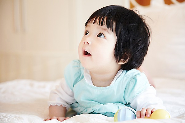 포토 JPG 라이프스타일 응시 여자 어린이라이프 엎드리기 실내 한명 사람 동양인 앞모습 아웃포커스 장난감 귀여움 침실 침대 아기 딸랑이 여자만 여자한명만 아기만 여자아기만 여자아기한명만 국내포토 1 시선 어린이 뷰포인트 가구 컨셉 모션 촬영기법 인종 내부 생활 아기용품 파일형식