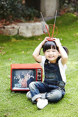 포토 JPG 주간 전신 라이프스타일 여자 어린이라이프 어린이 양갈래머리 안테나 한명 미소 웃음 들기 사람 앉기 동양인 소녀 잔디 야외 앞모습 아웃포커스 텔레비전 한국인 멜빵바지 즐거움 머리위 여자만 여자한명만 어린이만 소녀만 소녀한명만 국내포토 자연요소 식물 1 헤어스타일 감정 뷰포인트 바지 통신 모션 촬영기법 표정 인종 생활 전자제품 멜빵 파일형식