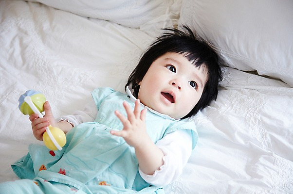 포토 JPG 라이프스타일 응시 여자 어린이라이프 베개 한명 들기 사람 동양인 상반신 앞모습 하이앵글 눕기 장난감 귀여움 침실 침대 아기 딸랑이 여자만 여자한명만 아기만 여자아기만 여자아기한명만 국내포토 1 시선 어린이 뷰포인트 가구 컨셉 침구 모션 인종 생활 아기용품 파일형식