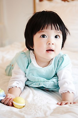 포토 JPG 전신 라이프스타일 응시 여자 어린이라이프 엎드리기 베개 실내 한명 사람 동양인 앞모습 아웃포커스 장난감 귀여움 침실 침대 아기 딸랑이 여자만 여자한명만 아기만 여자아기만 여자아기한명만 국내포토 1 시선 어린이 뷰포인트 가구 컨셉 침구 모션 촬영기법 인종 내부 생활 아기용품 파일형식