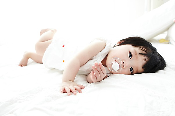 포토 JPG 전신 라이프스타일 여자 어린이라이프 한명 사람 동양인 눕기 귀여움 침실 침대 아기 물기 노리개젖꼭지 여자만 여자한명만 아기만 여자아기만 여자아기한명만 국내포토 1 어린이 가구 컨셉 모션 인종 생활 아기용품 파일형식