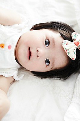 포토 JPG 라이프스타일 여자 어린이라이프 한명 사람 동양인 상반신 앞모습 하이앵글 눕기 귀여움 아기 머리핀 여자만 여자한명만 아기만 여자아기만 여자아기한명만 국내포토 1 어린이 뷰포인트 컨셉 장신구 모션 인종 생활 파일형식