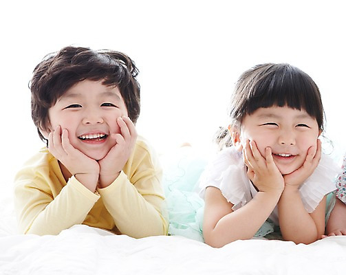 포토 JPG 라이프스타일 여자 남자 어린이라이프 어린이 엎드리기 가족 실내 남매 미소 웃음 사람 동양인 소녀 소년 두명 앞모습 턱괴기 한국인 즐거움 어린이만 국내포토 감정 뷰포인트 관계 모션 표정 인종 내부 생활 파일형식