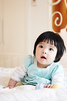 포토 JPG 라이프스타일 응시 여자 어린이라이프 엎드리기 실내 한명 사람 동양인 앞모습 아웃포커스 장난감 귀여움 침실 침대 아기 딸랑이 여자만 여자한명만 아기만 여자아기만 여자아기한명만 국내포토 1 시선 어린이 뷰포인트 가구 컨셉 모션 촬영기법 인종 내부 생활 아기용품 파일형식