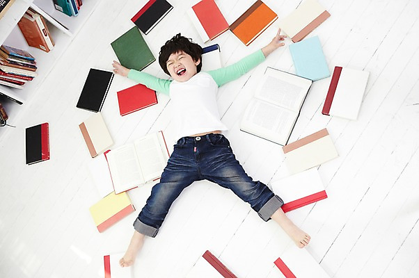 포토 JPG 전신 라이프스타일 어린이교육 교육 남자 어린이라이프 어린이 책장 실내 한명 미소 웃음 사람 동양인 소년 책 하이앵글 눕기 독서 한국인 개구쟁이 즐거움 남자만 남자한명만 어린이만 소년만 소년한명만 국내포토 1 감정 뷰포인트 가구 모션 표정 인종 내부 생활 파일형식