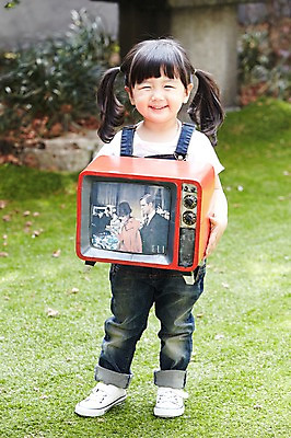 포토 JPG 주간 전신 라이프스타일 여자 어린이라이프 어린이 양갈래머리 한명 서기 미소 웃음 들기 사람 동양인 소녀 잔디 야외 앞모습 아웃포커스 텔레비전 한국인 멜빵바지 즐거움 여자만 여자한명만 어린이만 소녀만 소녀한명만 국내포토 자연요소 식물 1 헤어스타일 감정 뷰포인트 바지 모션 촬영기법 표정 인종 생활 전자제품 멜빵 파일형식