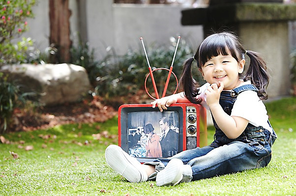 포토 JPG 주간 전신 라이프스타일 여자 어린이라이프 어린이 양갈래머리 한명 미소 웃음 사람 앉기 동양인 소녀 잔디 야외 앞모습 아웃포커스 텔레비전 한국인 멜빵바지 즐거움 여자만 여자한명만 어린이만 소녀만 소녀한명만 국내포토 자연요소 식물 1 헤어스타일 감정 뷰포인트 바지 모션 촬영기법 표정 인종 생활 전자제품 멜빵 파일형식
