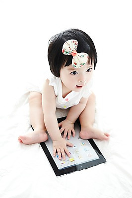 포토 JPG 전신 라이프스타일 여자 어린이라이프 한명 사람 앉기 동양인 앞모습 태블릿 귀여움 아기 머리핀 여자만 여자한명만 아기만 여자아기만 여자아기한명만 국내포토 1 어린이 뷰포인트 컨셉 장신구 모션 인종 생활 전자제품 스마트기기 파일형식