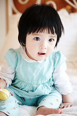 포토 JPG 전신 라이프스타일 응시 여자 어린이라이프 베개 실내 한명 사람 앉기 동양인 앞모습 아웃포커스 장난감 귀여움 침실 침대 아기 딸랑이 여자만 여자한명만 아기만 여자아기만 여자아기한명만 국내포토 1 시선 어린이 뷰포인트 가구 컨셉 침구 모션 촬영기법 인종 내부 생활 아기용품 파일형식