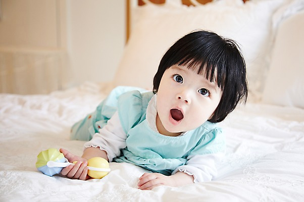 포토 JPG 전신 라이프스타일 여자 어린이라이프 엎드리기 베개 실내 한명 사람 동양인 앞모습 아웃포커스 장난감 귀여움 침실 침대 아기 딸랑이 여자만 여자한명만 아기만 여자아기만 여자아기한명만 국내포토 1 어린이 뷰포인트 가구 컨셉 침구 모션 촬영기법 인종 내부 생활 아기용품 파일형식