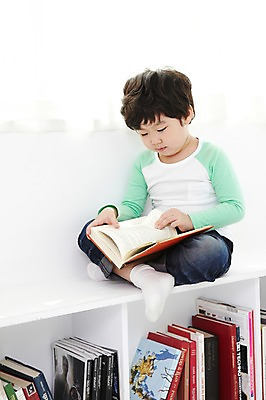 포토 JPG 전신 라이프스타일 응시 어린이교육 교육 남자 어린이라이프 어린이 책장 실내 한명 사람 앉기 동양인 소년 책 독서 한국인 커튼 즐거움 남자만 남자한명만 어린이만 소년만 소년한명만 국내포토 1 시선 감정 가구 모션 인종 내부 생활 파일형식