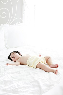 포토 JPG 전신 라이프스타일 여자 어린이라이프 베개 실내 한명 사람 동양인 눕기 귀여움 눈감음 침실 침대 아기 잠 여자만 여자한명만 아기만 여자아기만 여자아기한명만 국내포토 1 어린이 가구 컨셉 침구 모션 인종 내부 생활 파일형식