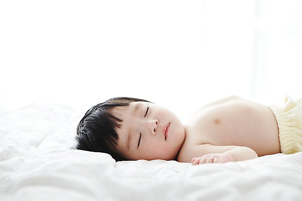 포토 JPG 라이프스타일 여자 어린이라이프 실내 한명 사람 동양인 상반신 옆모습 눕기 귀여움 눈감음 침실 침대 아기 잠 여자만 여자한명만 아기만 여자아기만 여자아기한명만 국내포토 1 어린이 뷰포인트 가구 컨셉 모션 인종 내부 생활 파일형식