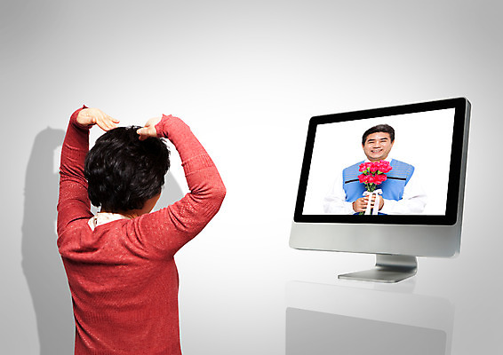 PSD 편집이미지 부부 여자 노년 남자 꽃 프로포즈 사랑 서기 미소 사람 손짓 상반신 성인 두명 뒷모습 모니터 한국인 하트 60대 이미지편집 모양 식물 커플 감정 뷰포인트 모션 표정 동양인 컴퓨터 파일형식