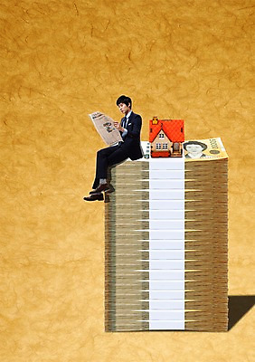 전신 PSD 편집이미지 건축물 응시 남자 구두 다수 지폐 돈 비즈니스 부동산 주택 한명 사람 앉기 정장 성인 건물 금융 경제 쌓기 모형 미니어처 한국인 직장인 비즈니스맨 신문 신문읽기 돈다발 집값 오만원 뭉치 남자만 남자한명만 성인남자만 성인만 이미지편집 직업 1 시선 옷 건축 신발 모션 동양인 간행물 뉴스 재산 읽기 파일형식