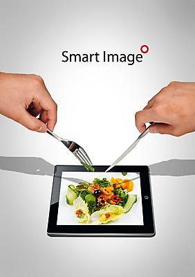 PSD 편집이미지 손 음식 포크 채소 오렌지 과일 무선통신 오이 파프리카 들기 사람 신체부위 스마트기기 컴퓨터 태블릿 식사 샐러드 도구 나이프 오브젝트 올리브 이미지편집 식기 열매 통신 모션 전자제품 칼 파일형식