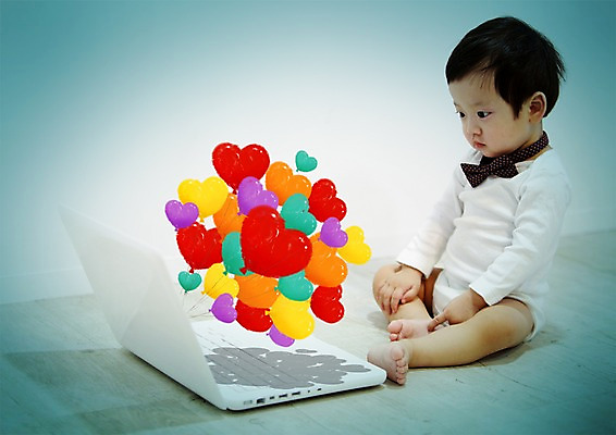 전신 PSD 편집이미지 응시 남자 나비넥타이 정보기술 한명 사람 앉기 노트북 컴퓨터 한국인 하트 아기 웹서핑 스마트 기저귀 하트풍선 풍선 남자만 남자한명만 아기만 남자아기만 남자아기한명만 이미지편집 모양 1 시선 컨셉 모션 넥타이 기술 동양인 전자제품 아기용품 파일형식