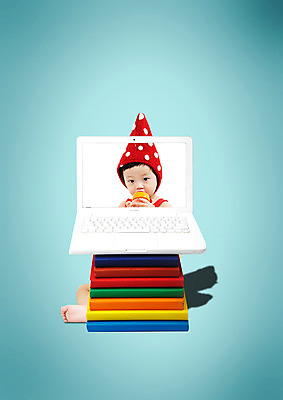 PSD 편집이미지 모자 남자 어린이 정보기술 한명 들기 사람 앉기 소년 상반신 책 노트북 컴퓨터 스크린 한국인 우유병 젖병 먹기 스마트 남자만 남자한명만 어린이만 소년만 소년한명만 이미지편집 1 잡화 컨셉 모션 병_용기 기술 동양인 전자제품 아기용품 우유 파일형식