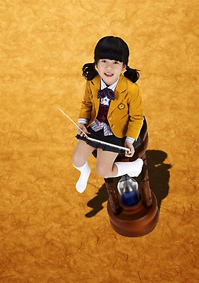 전신 PSD 편집이미지 여자 어린이교육 교육 초등학생 어린이 한명 들기 사람 앉기 소녀 책 독서 펼침 한국인 올려보기 모래시계 여자만 여자한명만 어린이만 소녀만 소녀한명만 이미지편집 1 학생 모래 시계 모션 동양인 파일형식