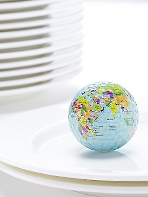 포토 JPG 스튜디오촬영 그릇 식기 접시 지구 생활용품 백그라운드 주방용품 실내 근접촬영 사람없음 지구본 쌓기 모형 국내포토 뷰포인트 모션 내부 오브젝트 파일형식