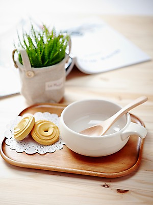 포토 JPG 스튜디오촬영 식물 그릇 식기 접시 화분 음식 생활용품 백그라운드 주방용품 디저트 수저 실내 사람없음 아웃포커스 간행물 책 쿠키 제과 숟가락 빵집 미니화분 나무쟁반 나무접시 국내포토 쟁반 촬영기법 내부 목재 제과제빵 상점 오브젝트 파일형식