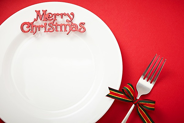 포토 JPG 스튜디오촬영 그릇 식기 접시 리본 생활용품 백그라운드 포크 크리스마스 주방용품 실내 사람없음 장식 하이앵글 국내포토 기념일 뷰포인트 내부 오브젝트 파일형식