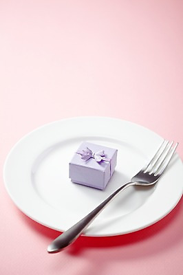 포토 JPG 스튜디오촬영 그릇 식기 접시 생활용품 백그라운드 포크 포장 주방용품 실내 선물 사람없음 장식 선물상자 상자 포장상자 국내포토 내부 오브젝트 파일형식