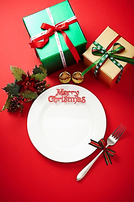 포토 JPG 스튜디오촬영 그릇 식기 접시 생활용품 백그라운드 포크 크리스마스 포장 주방용품 실내 선물 사람없음 장식 선물상자 상자 하이앵글 포장상자 국내포토 기념일 뷰포인트 내부 오브젝트 파일형식