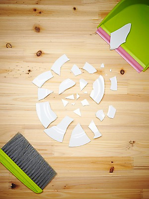 포토 JPG 스튜디오촬영 그릇 식기 접시 조각 생활용품 백그라운드 가사 주방용품 실내 사람없음 하이앵글 손상 청소도구 빗자루 청소 오브젝트 쓰레받기 깨짐 방비세트 국내포토 뷰포인트 컨셉 내부 도구 파일형식