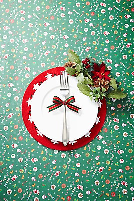 포토 JPG 스튜디오촬영 그릇 식기 접시 리본 생활용품 백그라운드 포크 크리스마스 주방용품 실내 사람없음 장식 하이앵글 국내포토 기념일 뷰포인트 내부 오브젝트 파일형식