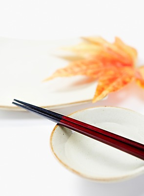 포토 JPG 스튜디오촬영 그릇 식기 접시 한쌍 생활용품 백그라운드 단풍 낙엽 잎 젓가락 주방용품 나뭇잎 실내 사람없음 아웃포커스 도구 앞접시 국내포토 식물 촬영기법 수저 내부 오브젝트 파일형식