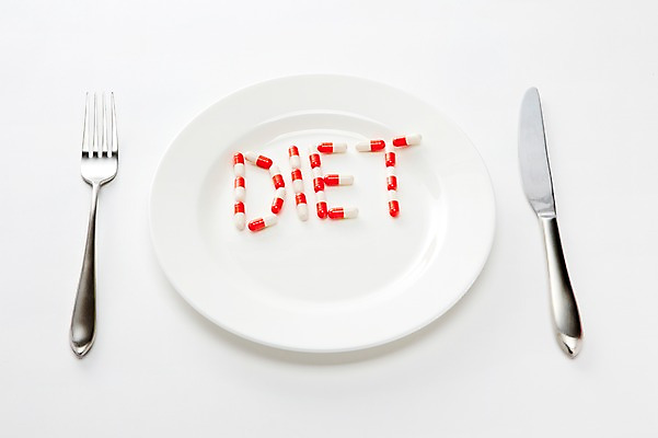 포토 JPG 스튜디오촬영 문자 그릇 식기 접시 알파벳 영어 생활용품 백그라운드 포크 다이어트 주방용품 실내 사람없음 단어 하이앵글 알약 약 나이프 국내포토 뷰포인트 의학 건강 내부 칼 오브젝트 파일형식