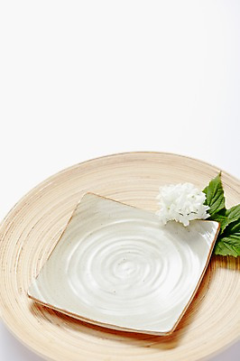 포토 JPG 스튜디오촬영 식물 그릇 식기 접시 꽃잎 꽃 생활용품 백그라운드 잎 주방용품 실내 사람없음 아웃포커스 수국 나무접시 국내포토 촬영기법 내부 오브젝트 파일형식